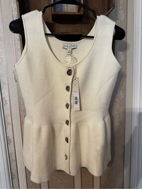 She + Sky Cream Sleeveless Button-Front Peplum Tank